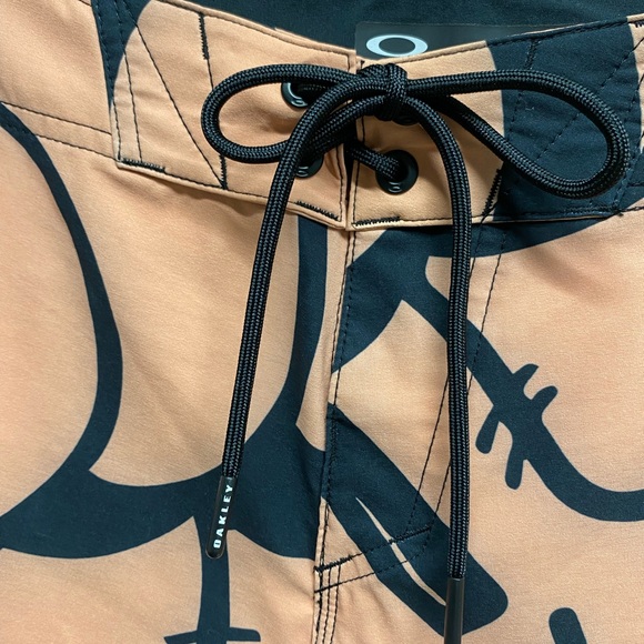 OAKLEY STAPLE GRAFFITI BOARDSHORT SWIM TRUNKS BLOOMING DAHLIA - Picture 4 of 9